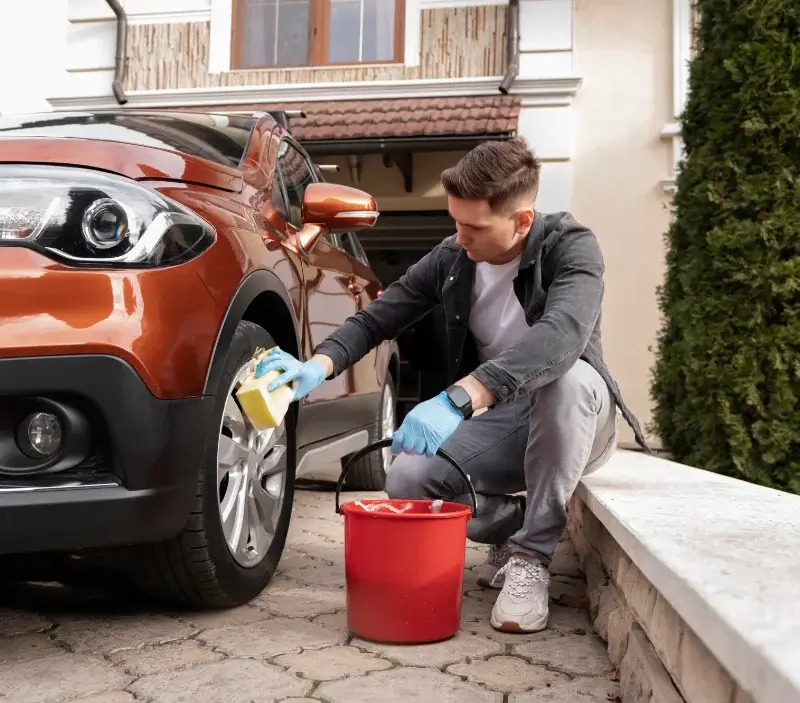 Lavage auto à domicile Saint-Beauzély : professionnel intervenant sur un véhicule